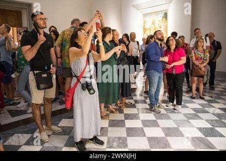 Besucher sehen Leonardo da Vincis „Anbetung der Könige“ in den Uffizien, die als die umfassendste und umfangreichste Sammlung der Welt gilt Stockfoto