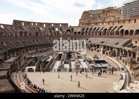 Das Kolosseum ist wohl Roms berühmteste Attraktion und hebt sich allein in seiner Größe von den Ruinen der antiken Stadt ab. Die massive Struktur, komp Stockfoto