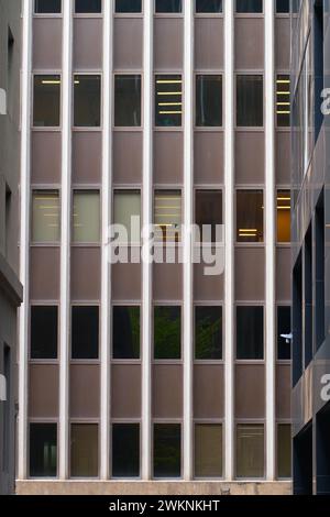 Abstrakte Architektur und Gebäudedesign mit Glasfenstern und vertikalen Linien, Melbourne, Australien. Stockfoto