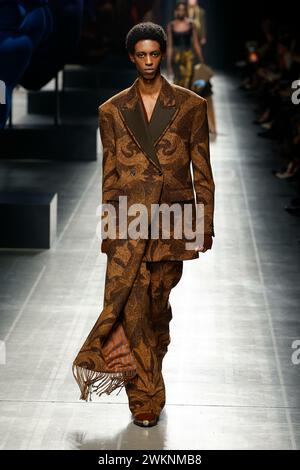 Mailand, Italien. Februar 2024. ETRO Herbst/Winter 2024 Runway während der Milan Fashion Week am 2024. Februar - Mailand, Italien 21/02/2024 Credit: dpa/Alamy Live News Stockfoto