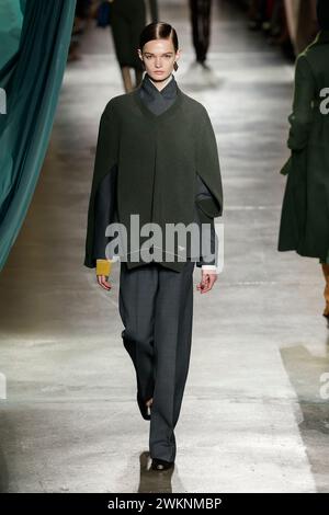 Mailand, Italien. Februar 2024. FENDI Herbst/Winter 2024 Runway während der Milan Fashion Week am 2024. Februar - Mailand, Italien 21/02/2024 Credit: dpa/Alamy Live News Stockfoto