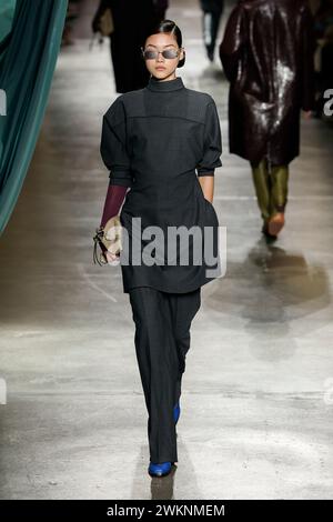 Mailand, Italien. Februar 2024. FENDI Herbst/Winter 2024 Runway während der Milan Fashion Week am 2024. Februar - Mailand, Italien 21/02/2024 Credit: dpa/Alamy Live News Stockfoto