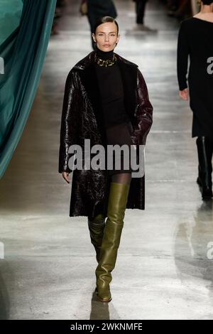 Mailand, Italien. Februar 2024. FENDI Herbst/Winter 2024 Runway während der Milan Fashion Week am 2024. Februar - Mailand, Italien 21/02/2024 Credit: dpa/Alamy Live News Stockfoto