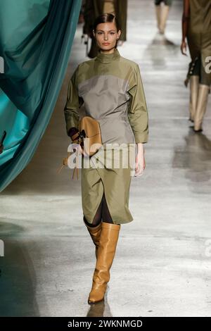 Mailand, Italien. Februar 2024. FENDI Herbst/Winter 2024 Runway während der Milan Fashion Week am 2024. Februar - Mailand, Italien 21/02/2024 Credit: dpa/Alamy Live News Stockfoto