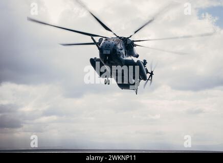 Ein U.S. Marine Corps CH-53E bereitet sich auf die Landung an Bord der USS Mesa Verde (LPD 19), dem Mittelmeer, am 18. Februar 2024 vor. Foto von Aziza Kamuhanda Stockfoto