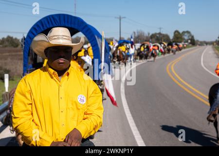 Prairie View, Texas, USA. Februar 2024. HERMAN CLAYTON ADAMS, 16, folgt 67 während der jährlichen Prairie View Trail Riders Association (PVTRA) auf ihrer 100 Meilen langen Reise von Hempstead, TX nach Houston für die jährliche Houston Livestock Show und Rodeo in Houston TX vom 27. Februar bis 17. März. Die PVTRA wurde 1957 gegründet und hat zum Ziel, das landwirtschaftliche Interesse junger Amerikaner zu fördern und jene Prinzipien und Methoden zu verewigen, die als ideale und Traditionen der westlichen Welt sowie als schwarzes westliches Erbe angesehen wurden. It Stockfoto