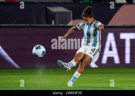 Die argentinische Verteidigerin Julieta Cruz (4) schickt einen Pass während des Spiels der CONCACAF W Gold Cup Group A gegen Mexiko am Dienstag, den 20. Februar 2024, im Digni Stockfoto