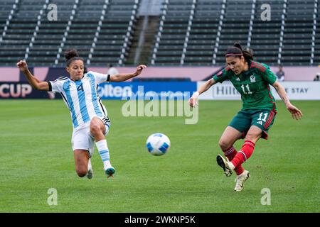 Mexiko-Mittelfeldspieler Jacqueline Ovalle (11) schickt einen Pass gegen die argentinische Verteidigerin Julieta Cruz (4) während des CONCACACAF W Gold Cup Gruppe A Spiel, Tuesda Stockfoto