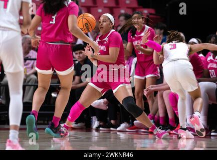 College Park, USA. Februar 2024. COLLEGE PARK, MD: - 21. FEBRUAR: Der Maryland Terrapins-Wachmann Brinae Alexander (5) jongliert einen losen Ball während eines Basketballspiels zwischen den Maryland Terrapins und den Rutgers Scarlet Knights im Xfinity Center in College Park, Maryland am 21. Februar 2024. (Foto: Tony Quinn/SipaUSA) Credit: SIPA USA/Alamy Live News Stockfoto