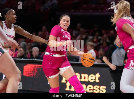 College Park, USA. Februar 2024. COLLEGE PARK, MD: - 21. FEBRUAR: Der Maryland Terrapins Guard Faith Masonius (13) stürzt sich während eines Basketballspiels zwischen den Maryland Terrapins und den Rutgers Scarlet Knights im Xfinity Center in College Park, Maryland am 21. Februar 2024 vor. (Foto: Tony Quinn/SipaUSA) Credit: SIPA USA/Alamy Live News Stockfoto