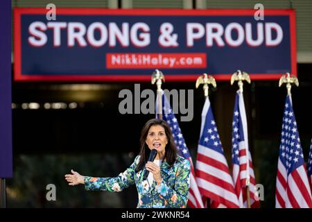 BEAUFORT, SOUTH CAROLINA – 21. FEBRUAR: Der ehemalige UN-Botschafter Nikki Haley spricht bei einer Wahlkampagne im Henry C. Chambers Waterfront Park am 21. Februar 2024 in Beaufort, South Carolina. Haley hat gelobt, im republikanischen Präsidentschaftswettlauf gegen Donald Trump zu bleiben, unabhängig vom Ausgang der Vorwahl in South Carolina am Samstag, und sagte, sie werde dem Druck des ehemaligen Präsidenten und seiner Verbündeten nicht nachgeben. (Foto: Michael Nigro/SIPA USA) Credit: SIPA USA/Alamy Live News Stockfoto