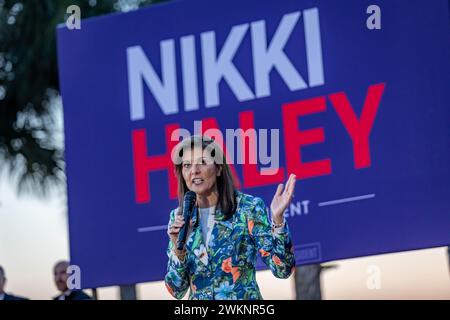 BEAUFORT, SOUTH CAROLINA – 21. FEBRUAR: Der ehemalige UN-Botschafter Nikki Haley spricht bei einer Wahlkampagne im Henry C. Chambers Waterfront Park am 21. Februar 2024 in Beaufort, South Carolina. Haley hat gelobt, im republikanischen Präsidentschaftswettlauf gegen Donald Trump zu bleiben, unabhängig vom Ausgang der Vorwahl in South Carolina am Samstag, und sagte, sie werde dem Druck des ehemaligen Präsidenten und seiner Verbündeten nicht nachgeben. (Foto: Michael Nigro/SIPA USA) Credit: SIPA USA/Alamy Live News Stockfoto