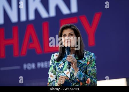 BEAUFORT, SOUTH CAROLINA – 21. FEBRUAR: Der ehemalige UN-Botschafter Nikki Haley spricht bei einer Wahlkampagne im Henry C. Chambers Waterfront Park am 21. Februar 2024 in Beaufort, South Carolina. Haley hat gelobt, im republikanischen Präsidentschaftswettlauf gegen Donald Trump zu bleiben, unabhängig vom Ausgang der Vorwahl in South Carolina am Samstag, und sagte, sie werde dem Druck des ehemaligen Präsidenten und seiner Verbündeten nicht nachgeben. (Foto: Michael Nigro/SIPA USA) Credit: SIPA USA/Alamy Live News Stockfoto