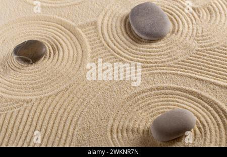 Zen-Garten mit Sandmuster und Steinen Stockfoto