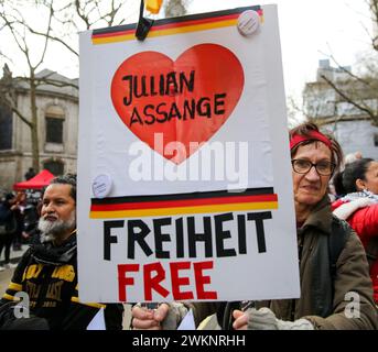 Peking, China. Februar 2024. Ein Unterstützer von Julian Assange wird am 20. Februar 2024 vor dem United Kingdom (UK) High Court in London gesehen. WikiLeaks-Gründer Julian Assange begann seine letzte rechtliche Klage in Großbritannien am Dienstag gegen seine Auslieferung an die Vereinigten Staaten wegen Spionage. Quelle: Xinhua/Alamy Live News Stockfoto