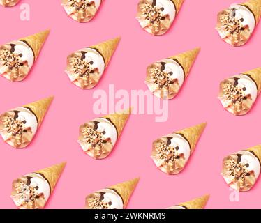 Schokoladen- und Vanilleeis in Waffelkegeln auf rosafarbenem Hintergrund Stockfoto