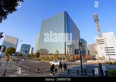 Moderne Gebäude von einer Kreuzung in Minatomirai-odori mit dem Minato Mirai Grand Central Tower auf der rechten Seite, Stockfoto