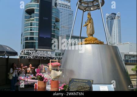 Menschen, die am 3. Tag des Mondneujahrs 2024 am Lakshmi-Schrein auf dem Dach des Gaysorn Plaza in Bangkok Respekt erweisen Stockfoto