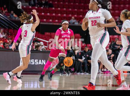 College Park, USA. Februar 2024. COLLEGE PARK, MD: - 21. FEBRUAR: Rutgers Defense macht sich bereit für die Maryland Terrapins Wache Shyanne Sellers (0) während eines Basketballspiels zwischen den Maryland Terrapins und den Rutgers Scarlet Knights im Xfinity Center in College Park, Maryland am 21. Februar 2024. (Foto: Tony Quinn/SipaUSA) Credit: SIPA USA/Alamy Live News Stockfoto