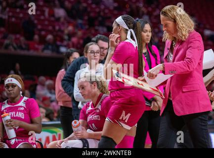 College Park, USA. Februar 2024. COLLEGE PARK, MD: - 21. FEBRUAR 2024: Die Maryland-Trainerin Brenda Frese geht während eines Basketballspiels zwischen den Maryland Terrapins und den Rutgers Scarlet Knights im Xfinity Center in College Park, Maryland, in die enge. (Foto: Tony Quinn/SipaUSA) Credit: SIPA USA/Alamy Live News Stockfoto