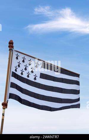 Flagge der Bretagne, auch bekannt als Gwenn ha du, weht im Wind, Bretagne, Frankreich Stockfoto