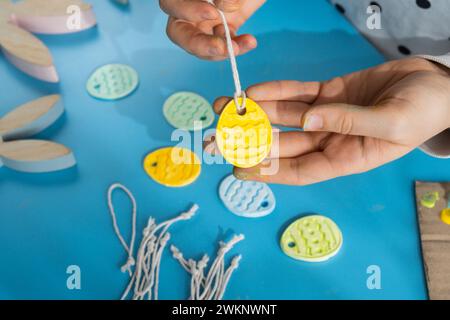 Kinder lufttrockene Tontätigkeit Handwerksidee. Schritt für Schritt Anleitung zum DIY-Prozess. Vorbereitung auf die Osterfeiertage Dekoration. Modernes Bio-Design, minimalistisches, frei von Kunststoffen, nachhaltiges Dekor Stockfoto