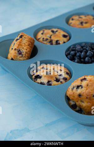 Frisch gebackene Blaubeer-Muffins. Leckerer süßer Cupcake. Gebäck hausgemachte Nachspeise. Beerenkuchen in Silikon-Muffindose. Gesunde vegane Cupcakes mit Bio-Beeren in wiederverwendbaren Siliziumformen gebacken Stockfoto