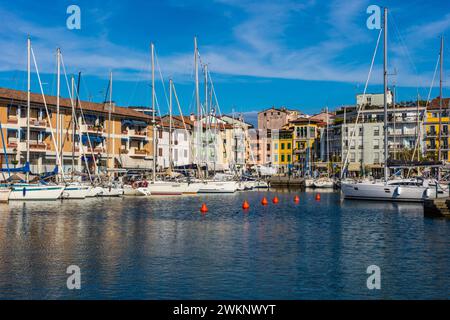 Segelboote im Hafen, Insel der Lagunenstadt Grado, Nordküste der Adria, Friaul, Italien, Grado, Friaul, Italien Stockfoto