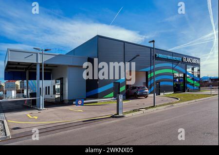 Glanzarena, blau-grüne Fassade, Innenwaschanlage, Kempten, Bayern, Allgaeu, Deutschland Stockfoto