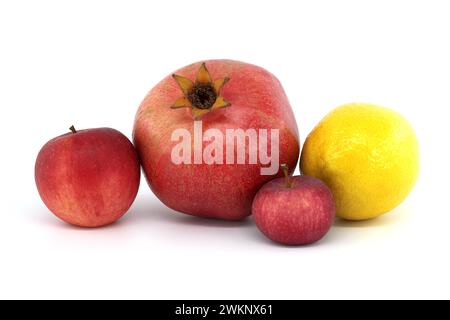 Frischer reifer Granatapfel, rote Äpfel und ganze gelbe Zitrone isoliert auf weißem Hintergrund Stockfoto