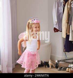 Prinzessin, Tanz und Porträt eines Mädchens mit Kostüm zu Hause für Spaß, Spiel oder so tun, als ob ein glückliches Kinderspiel wäre. Fantasie, Mode und Kind in der kreativen Fee Stockfoto