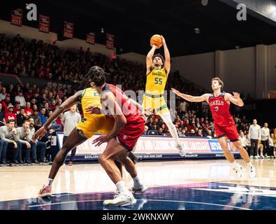 20. Februar 2024 Moraga CA, USA Marcus Williams (55) schießt den Ball während des NCAA Men's Basketball Spiels zwischen San Francisco Dons und den Saint Mary's Gaels. Saint Mary's schlug San Francisco 70-66 im University Credit Union Pavilion Moraga Calif Thurman James/CSM Stockfoto