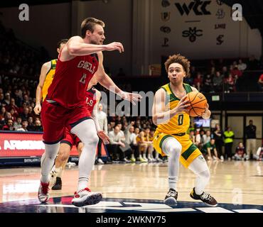 20. Februar 2024 Moraga CA, USA der US-amerikanische Garant Ryan Beasley aus San Francisco (0) geht während des NCAA Männer Basketballspiels zwischen San Francisco Dons und den Saint Mary's Gaels zum Basketball. Saint Mary's schlug San Francisco 70-66 im University Credit Union Pavilion Moraga Calif Thurman James/CSM Stockfoto