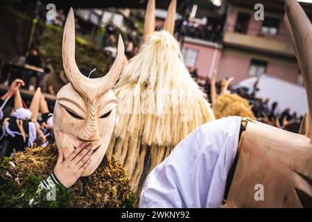 Lazarim, Portugal. Februar 2024. Ein Careto, der während der Karnevalsparade in Lazarim gesehen wurde. In Lazarim, Lamego, Nordportugal, wird während des Karnevals Entrudo gefeiert, mit Masken von Teufeln und Dämonen, die von den Handwerkern des Dorfes in Holz gemeißelt wurden, zieht der Karnevalsumzug durch die Straßen und zeigt Szenen der portugiesischen Kultur. (Credit Image: © Henrique Casinhas/SOPA Images via ZUMA Press Wire) NUR REDAKTIONELLE VERWENDUNG! Nicht für kommerzielle ZWECKE! Stockfoto