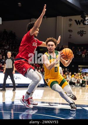 20. Februar 2024 Moraga CA, USA der US-amerikanische Garant Ryan Beasley aus San Francisco (0) geht während des NCAA Männer Basketballspiels zwischen San Francisco Dons und den Saint Mary's Gaels zum Basketball. Saint Mary's schlug San Francisco 70-66 im University Credit Union Pavilion Moraga Calif Thurman James/CSM Stockfoto