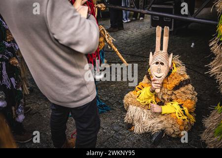 Lazarim, Portugal. Februar 2024. Während der Karnevalsparade in Lazarim sitzt ein Careto auf dem Boden. In Lazarim, Lamego, Nordportugal, wird während des Karnevals Entrudo gefeiert, mit Masken von Teufeln und Dämonen, die von den Handwerkern des Dorfes in Holz gemeißelt wurden, zieht der Karnevalsumzug durch die Straßen und zeigt Szenen der portugiesischen Kultur. (Credit Image: © Henrique Casinhas/SOPA Images via ZUMA Press Wire) NUR REDAKTIONELLE VERWENDUNG! Nicht für kommerzielle ZWECKE! Stockfoto