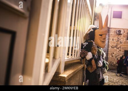 Lazarim, Portugal. Februar 2024. Eine Careto, die während des Karnevals in Lazarim gesehen wurde. In Lazarim, Lamego, Nordportugal, wird während des Karnevals Entrudo gefeiert, mit Masken von Teufeln und Dämonen, die von den Handwerkern des Dorfes in Holz gemeißelt wurden, zieht der Karnevalsumzug durch die Straßen und zeigt Szenen der portugiesischen Kultur. (Foto: Henrique Casinhas/SOPA Images/SIPA USA) Credit: SIPA USA/Alamy Live News Stockfoto