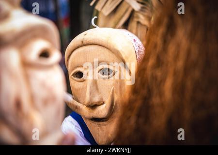 Lazarim, Portugal. Februar 2024. Caretos wurde während der Karnevalsparade in Lazarim gesehen. In Lazarim, Lamego, Nordportugal, wird während des Karnevals Entrudo gefeiert, mit Masken von Teufeln und Dämonen, die von den Handwerkern des Dorfes in Holz gemeißelt wurden, zieht der Karnevalsumzug durch die Straßen und zeigt Szenen der portugiesischen Kultur. (Foto: Henrique Casinhas/SOPA Images/SIPA USA) Credit: SIPA USA/Alamy Live News Stockfoto