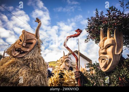 Lazarim, Portugal. Februar 2024. Caretos wurde während der Karnevalsparade in Lazarim gesehen. In Lazarim, Lamego, Nordportugal, wird während des Karnevals Entrudo gefeiert, mit Masken von Teufeln und Dämonen, die von den Handwerkern des Dorfes in Holz gemeißelt wurden, zieht der Karnevalsumzug durch die Straßen und zeigt Szenen der portugiesischen Kultur. Quelle: SOPA Images Limited/Alamy Live News Stockfoto