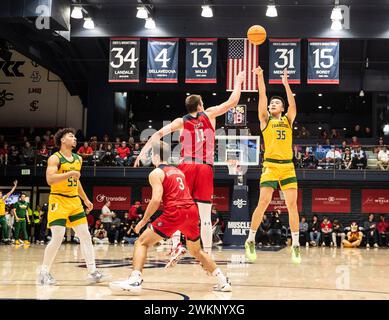 20. Februar 2024 Moraga CA, USA San Francisco Stürmer Junjie Wang (35) schießt den Ball während des NCAA Men's Basketball Spiels zwischen San Francisco Dons und den Saint Mary's Gaels. Saint Mary's schlug San Francisco 70-66 im University Credit Union Pavilion Moraga Calif Thurman James/CSM Stockfoto