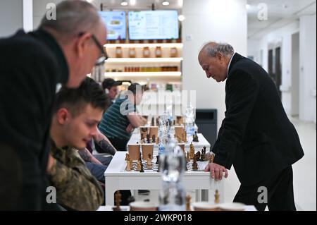 Nicht exklusiv: LEMBERG, UKRAINE - 20. FEBRUAR 2024 - Großmeister Alexander Beliavsky (R) spielt Schach mit den Patienten der UNGEBROCHENEN nationalen Rehabili Stockfoto