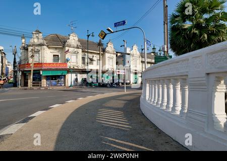 Atsadang Rd / Phra Phitak Junction in Phra Nakhon, der Altstadt von Bangkok, Thailand, mit alten chinesischen Geschäften und Lagerhäusern im B/g Stockfoto