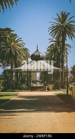 Blick von Melbourne, der wunderschönen Hauptstadt von Victoria. Ununterbrochene Bewegung, wunderschöne Landschaft und Wolkenkratzer. Stockfoto