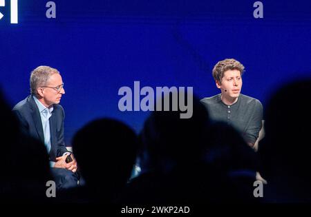 San Jose, USA. Februar 2024. Sam Altman (r), CEO des ChatGPT-Entwicklers OpenAI, spricht mit Pat Gelsinger, CEO von Intel, während einer Konferenz in San Jose, Kalifornien, über die Notwendigkeit von mehr Chips für künstliche Intelligenz. Anrede: Andrej Sokolow/dpa/Alamy Live News Stockfoto