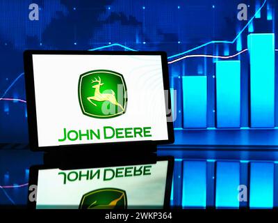 Deutschland. Februar 2024. In dieser Fotoabbildung ist das Logo der John Deere-Herstellerfirma auf einem Tablet zu sehen. (Foto von Igor Golovniov/SOPA Images/SIPA USA) *** ausschließlich für redaktionelle Nachrichten *** Credit: SIPA USA/Alamy Live News Stockfoto