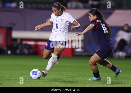 Carson, Kalifornien, USA. Februar 2024. US-Stürmer LYNN WILLIAMS (6) will den Ball in der zweiten Hälfte eines Gruppenspiels zwischen den Vereinigten Staaten und der Dominikanischen Republik im Dignity Health Sports Park in Carson, Kalifornien, passieren. (Kreditbild: © Brenton TSE/ZUMA Press Wire) NUR REDAKTIONELLE VERWENDUNG! Nicht für kommerzielle ZWECKE! Stockfoto