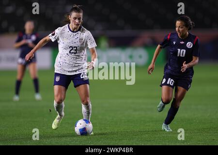 Carson, Kalifornien, USA. Februar 2024. Die US-Verteidigerin EMILY FOX (23) dribbelt mit dem Ball aus der Dominikanischen Republik, VANESSA KARA (10), während der zweiten Hälfte eines CONCACAF W Gold Cup Gruppenspiels zwischen den Vereinigten Staaten und der Dominikanischen Republik im Dignity Health Sports Park in Carson, Kalifornien. (Kreditbild: © Brenton TSE/ZUMA Press Wire) NUR REDAKTIONELLE VERWENDUNG! Nicht für kommerzielle ZWECKE! Stockfoto