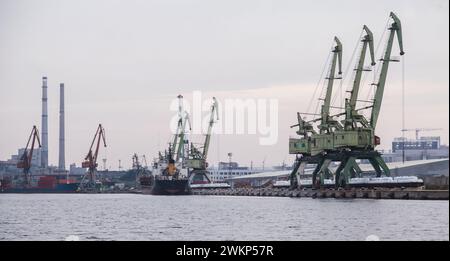 Grüne Portalkrane stehen in einer Reihe am Kai im Hafen von Varna. Schwarzmeerküste, Bulgarien Stockfoto