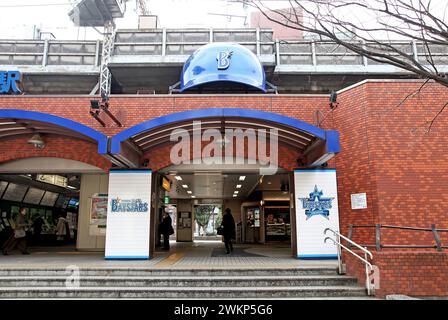 Bahnhof Kannai in Yokohama, in der Nähe des Yokohama Baseballstadiums in Japan. Stockfoto