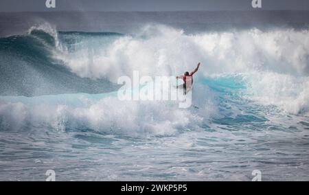 Haleiwa, HI, USA. Februar 2024. Kanoa Igarashi aus Japan wurde am 21. Februar 2024 beim Hurley Pro Sunset Beach Finale am Sunset Beach in Haleiwa, HI, auf dem zweiten Platz. Quelle: Erik Kabik Photography/Media Punch/Alamy Live News Stockfoto